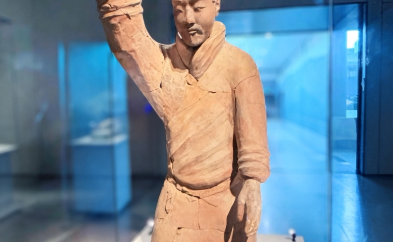 ?秦百戏俑